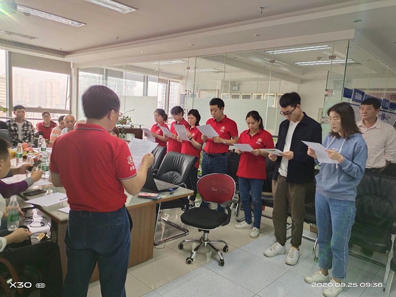 主持人對未來星地板企業(yè)告知